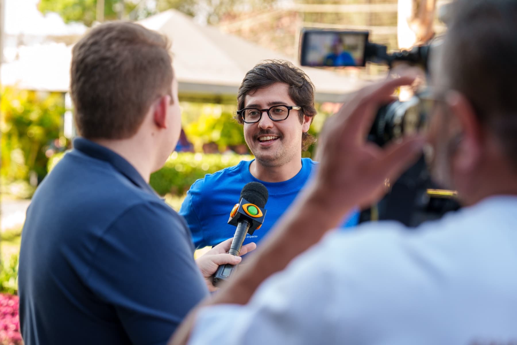 Equipe de TV entrevistando a organização durante o Volun 2026